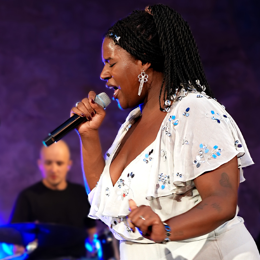 Die Neo-Soul Musikerin Deslin Ami Kaba performt auf der Bühne in der Barfüßerkirche beim Barfüßer Open Air