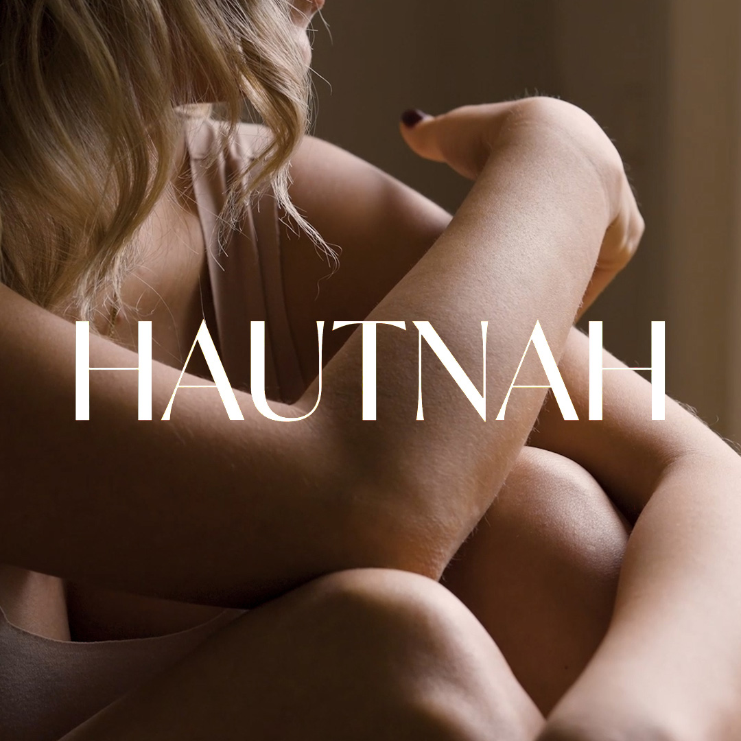 Trailer für die Shootingreihe “Hautnah” | Kamera & Postproduktion Die Fotografin Lovis Trummer bietet ein Fotoshooting an, für nahe, intime und schöne Fotos. Das Video zeigt Shootings mit ihr und Kund*innen in einer fotogenen gemütlichen Umgebung.